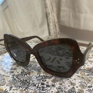 🛑SOLD🛑 Celine CL40067I sunglasses Brown Tortoise Extra large 54-21-145